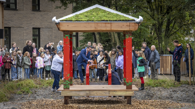 Opletten in straten rondom Campus De Hoef: schoolgebouw officieel in gebruik genomen