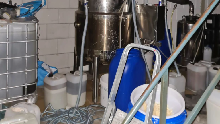 Anonieme tip leidt naar werkend drugslab in Alkmaar