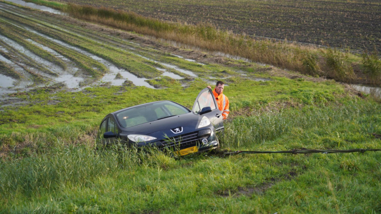 Vrouw belandt met auto in sloot langs Huygendijk