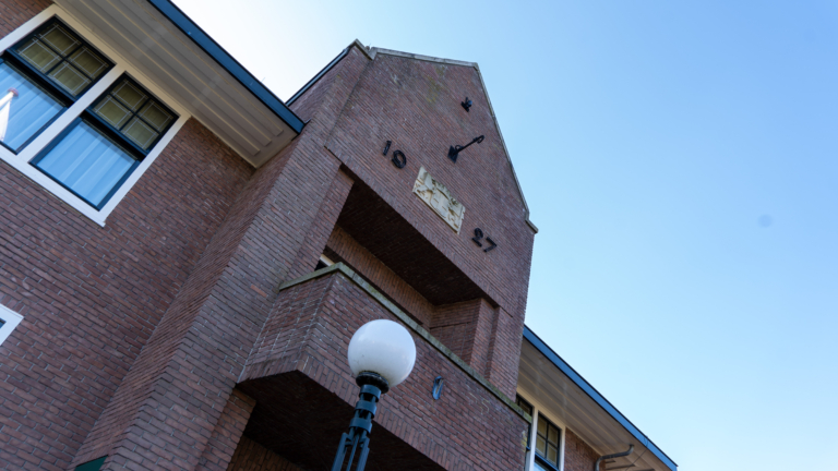 Toon en beweging in monumentale ruimte: Muziek- en Dansschool naar gemeentehuis Heiloo