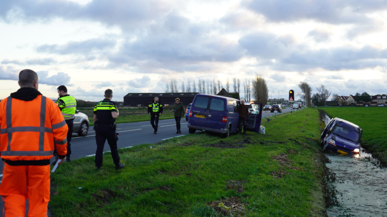 Auto over de kop en in de sloot langs Hoeverweg