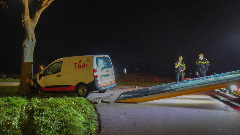 Bestuurder ramt busje tegen boom in Heerhugowaard en neemt de benen