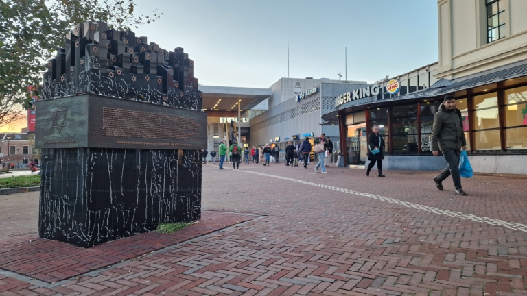 “Namenmonument beschermen”: gemeente let op gevoeligheden tijdens demonstratie bij station Alkmaar