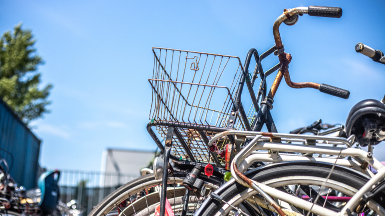 Alkmaar blijft stickeren: aanpak weesfietsen en fietswrakken ‘permanente opdracht’ voor Stadswerk072