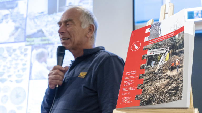 ‘Van binnenstad tot buitenwijk’: stadsarcheoloog schrijft geschiedenis van bijzonder Alkmaars straatje