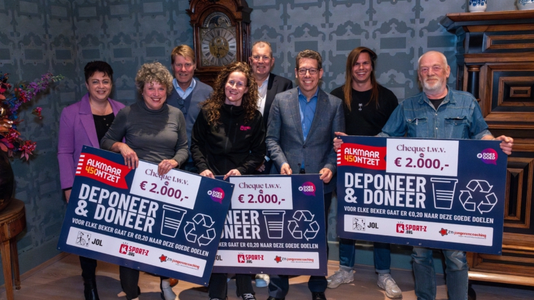 Duizenden euro’s voor jeugdactiviteiten dankzij bekerinzameling bij 450 jaar Alkmaar Ontzet