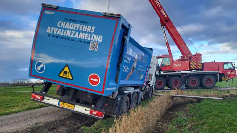 Vuilniswagen bijna gekanteld in Egmondermeer