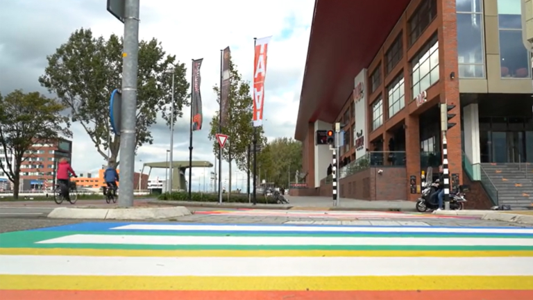 Heiloo heeft al jaren een regenboogzebrapad, maar wil geen tweede vanwege verkeersveiligheid