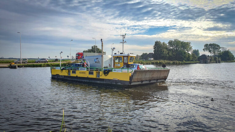 Schoner, zuiniger en nu even ‘afwezig’: pont bij Akersloot krijgt nieuwe motor