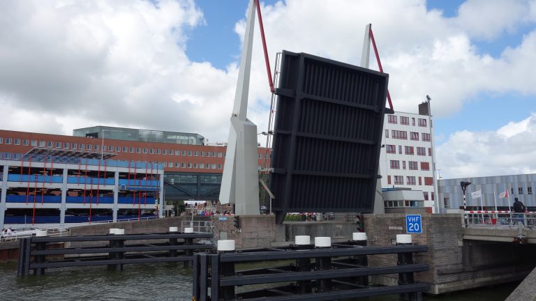 Verkeer rond Alkmaarse binnenstad volkomen vast op drukke zaterdag door storing Tesselsebrug