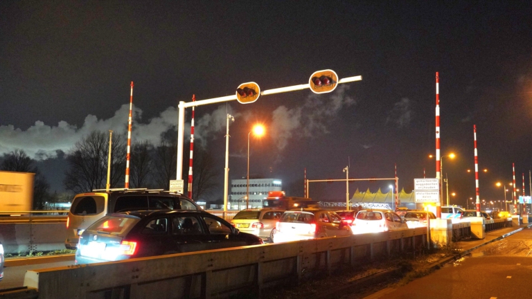 Zeker tien voertuigen betrokken bij ongeluk Leeghwaterbrug, ochtendspits loopt vast