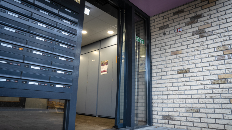 Als de deur niet meer dichtgaat: woonzorglocatie wacht al weken op reparateur