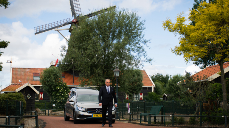 Minder genodigden en meer diensten in de buitenlucht, uitvaartbranche verandert: ‘Wat de mensen willen’