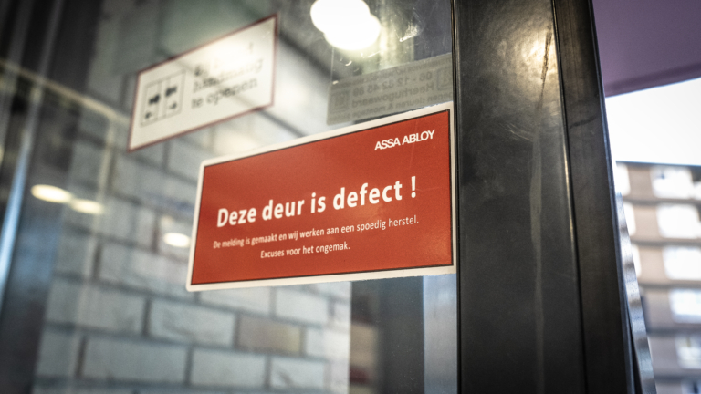 Kapotte deur woonzorglocatie alsnog met spoed gerepareerd: “Bijna klaar”