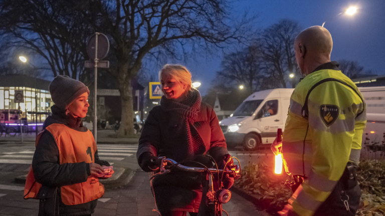 Kinderburgemeester Fleur Bakker houdt fietsers zonder licht aan: “Dat is best gevaarlijk”
