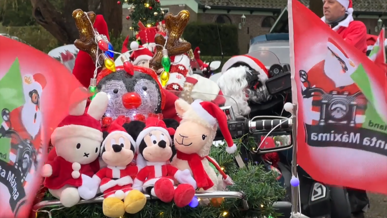 Zestig kerstmannen op motoren zamelen geld in voor zieke kinderen: “Met een lach en met een traan”