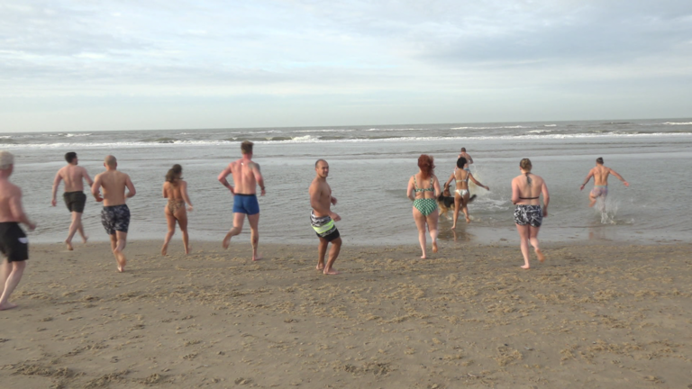 PFAS in zeewater houdt Nieuwjaarsduik Egmond niet tegen: “Gaat goed met de aanmeldingen”