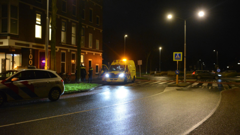 Fietser lichtgewond bij aanrijding op rotonde Schinkelwaard