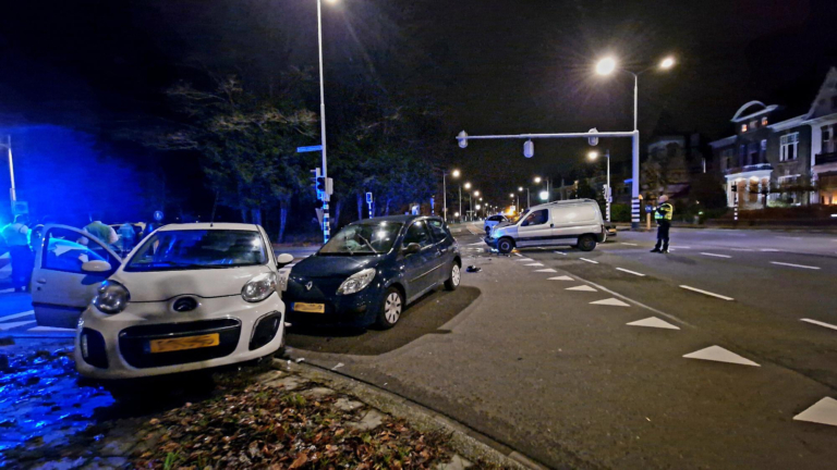 Veel schade bij ongeluk met drie auto’s op Kennemerstraatweg in Alkmaar