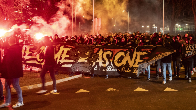 AZ-fans laten zich zien en horen in binnenstad: ‘March for Victory’