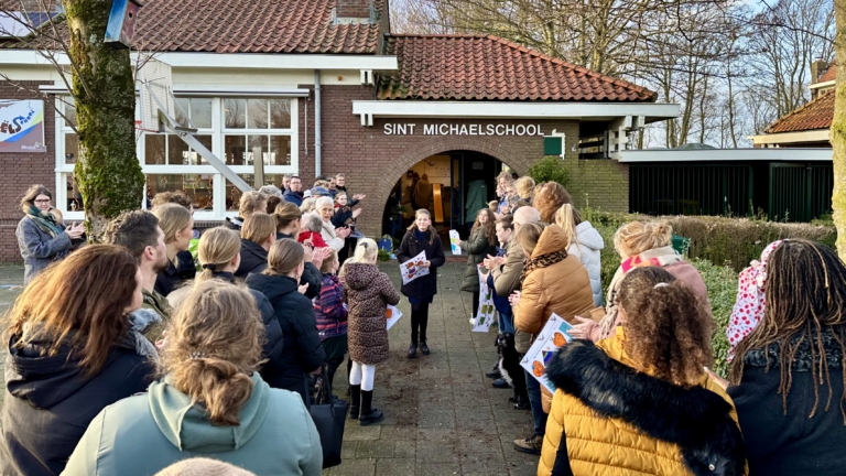 Tranen, boosheid en applaus op sluitingsdag van school in Zuidschermer: “Dieptriest dat we hier zo staan”