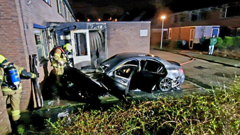 Autobrand in Koevoetstraat zorgt voor veel schade aan huis