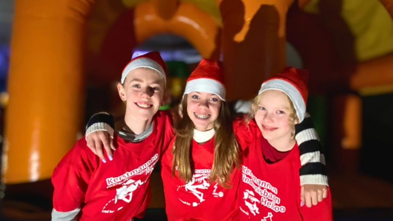 Jonge kerstmannen verzamelen zich voor training in Heiloo: ‘Nog één sprintje van 100 meter’