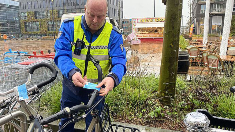 Blauwe labels op weesfietsen; Dijk en Waard bereidt grote opruimactie voor