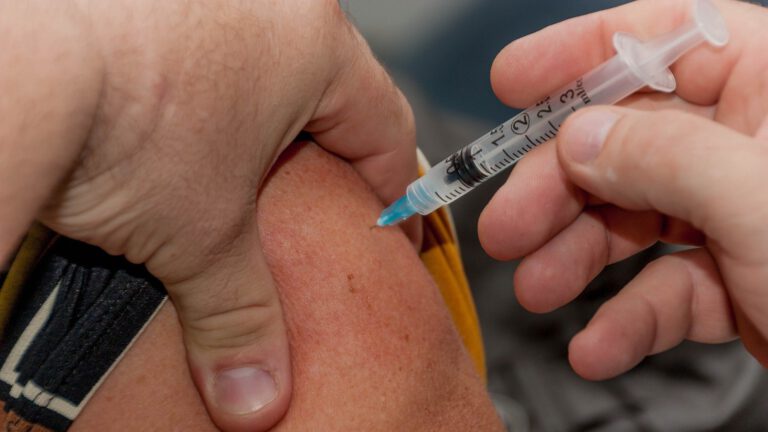 GGD raadt zwangere moeders ’22 wekenprik’ aan: “Aantal meldingen van kinkhoest neemt toe”