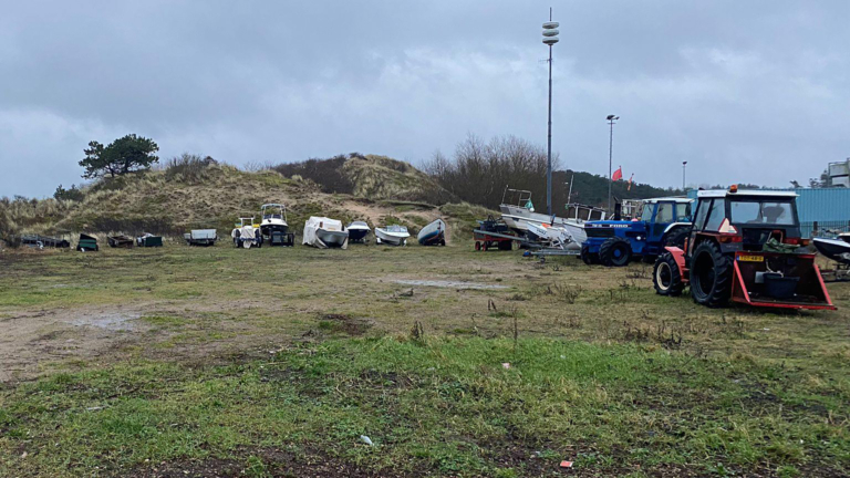 Tentencomplex Egmond-Pier-Egmond dit jaar naast Sporthal de Watertoren; veld moet leeg