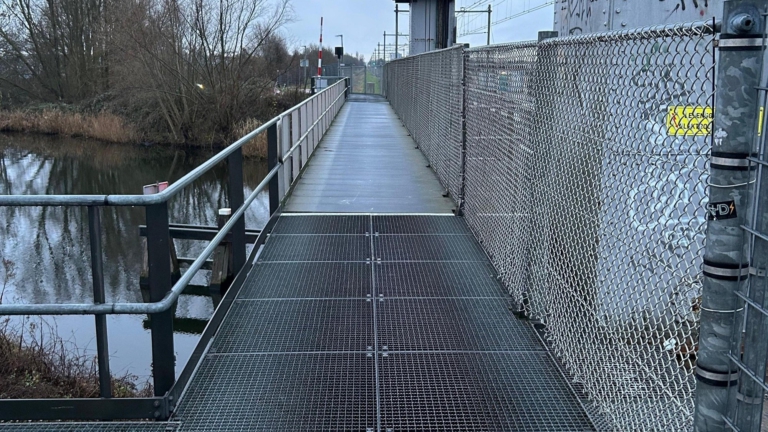 16-jarige jongen zwaargewond na ongeluk op brug: ‘Vraag of hij het overleeft’