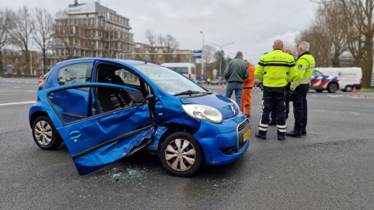 Twee gewonden bij aanrijding op Alkmaarse kruising