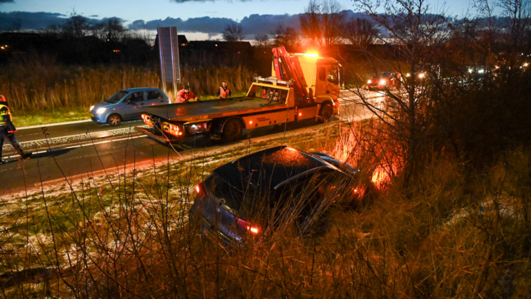 Sneeuwbui mogelijke oorzaak: auto in greppel langs N9