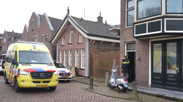 Hulpdiensten rukken groots uit voor vrouw met hartstilstand in huis aan Wageweg