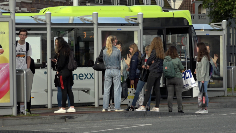 Minder vaak een bus, maar ‘sneller op school’: dienstregeling 2024 bekend