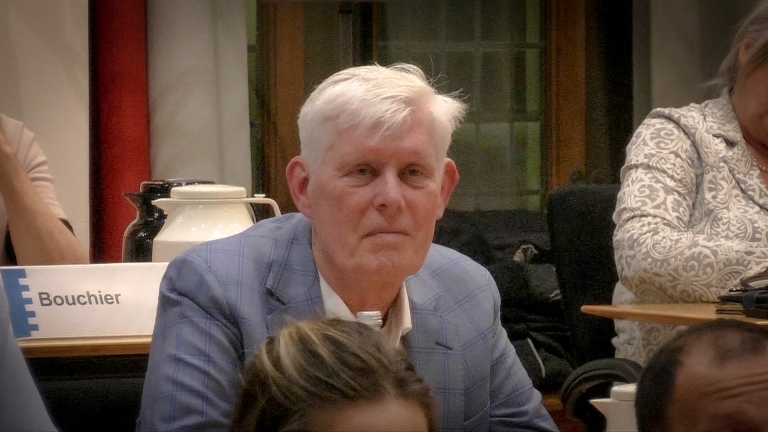 Hoge onderscheiding voor Ben Bijl, die politiek zichtbaar maakte: “Staat u goed”