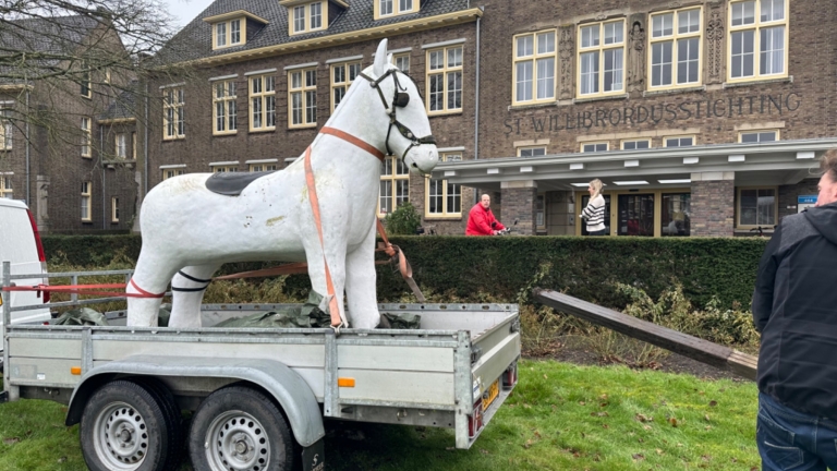 Wit paard Willibrordus verdwenen, kunstenaar spreekt van ‘onwil’