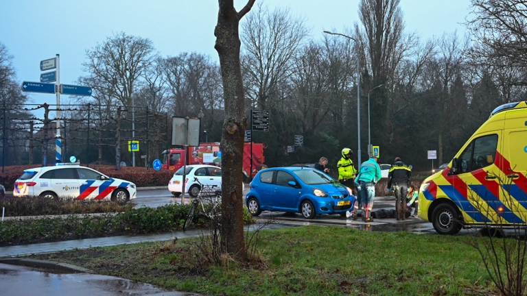 Fietsster gewond bij aanrijding op rotonde Bergerweg / Van Bladerenweg