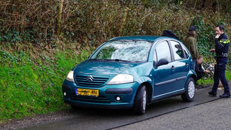 Onoverzichtelijk punt van Oorsprongweg in Schoorl; mountainbiker klapt op auto