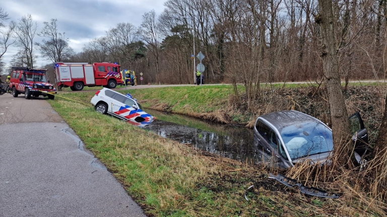 Gevalletje oeps: nieuwe politiewagen rolt ook het water in bij ‘waterongeval’