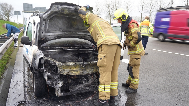 Bedrijfswagen vat vlam tijdens rit over N242