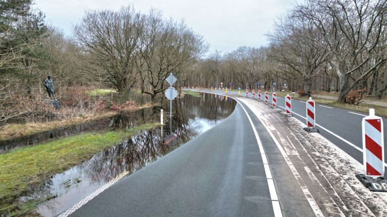 Weer tot aan de assen in het water: verkeersmaatregelen Zeeweg terug