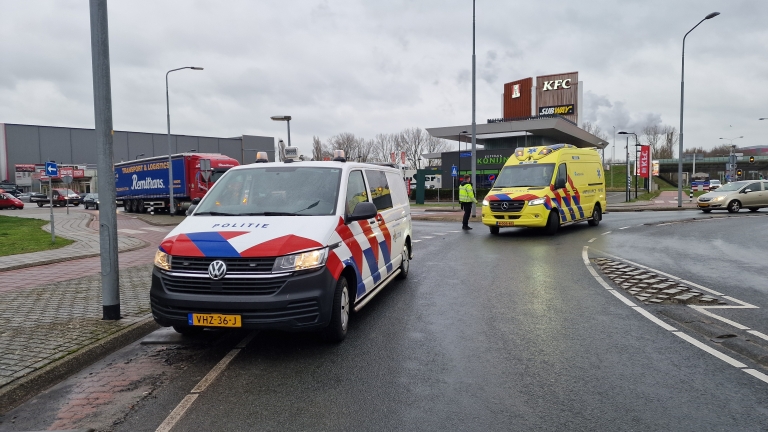 Aanrijding op Alkmaarse rotonde: fietster naar ziekenhuis