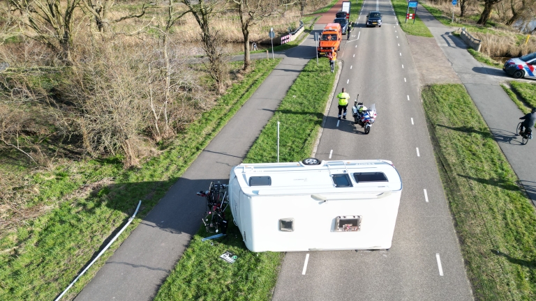 Vakantiedrama nog voor aankomst; caravan schiet los op Heilooër Zeeweg