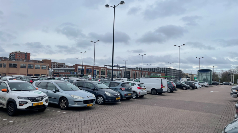 Parkeertarief bij Middenwaard gaat volgens velen nog steeds teveel omhoog: “Zo ontzettend dom”