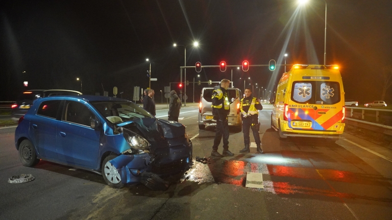 Getuigen zetten auto weer rechtop na flinke botsing Alkmaarse Martin Luther Kingweg