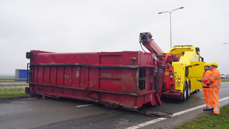 Container valt van vrachtwagen op de N242