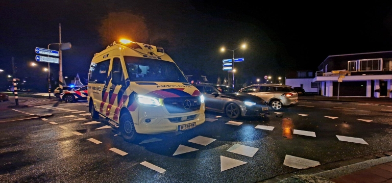 Botsing op Heilooër kruising: politie en ambulance ter plaatse