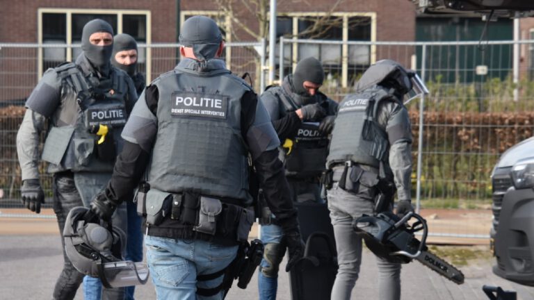 Twee aanhoudingen bij inval op woonwagenkamp Heerhugowaard