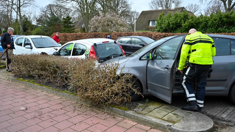 Oudere man botst op geparkeerde auto langs Kennemerstraatweg: “Hing voorover over zijn stuur”